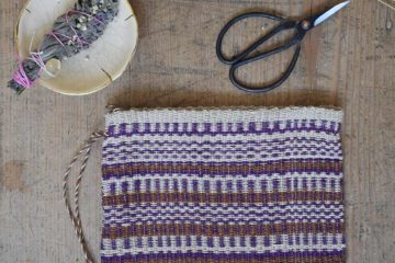 Trousse tissée beige et violette Finca Home - Ambiance
