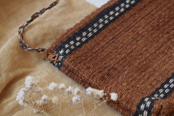 Pochette tissée marron et noire Finca Home - Ambiance