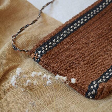 Pochette tissée marron et noire Finca Home - Ambiance