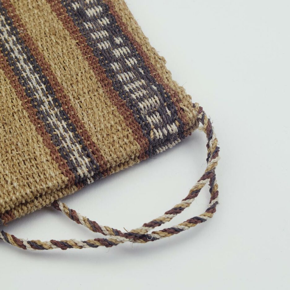 Zoom pochette tissé café - Finca Home