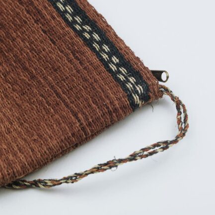 Pochette tissée marron et noire