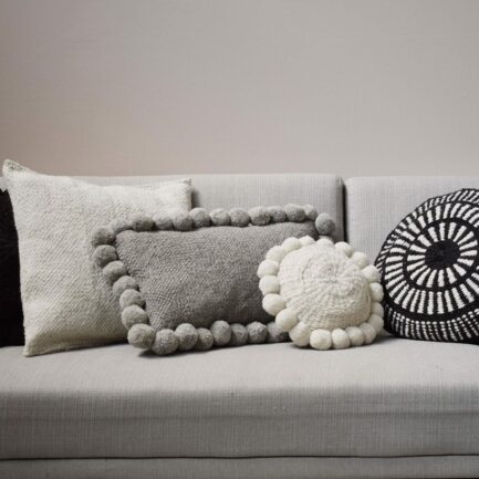 Coussin à pompons gris 30x60