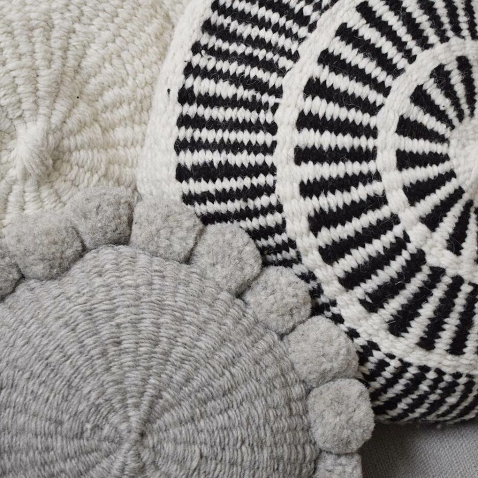 Coussin en laine blanc et noir Finca Home - Ambiance 4