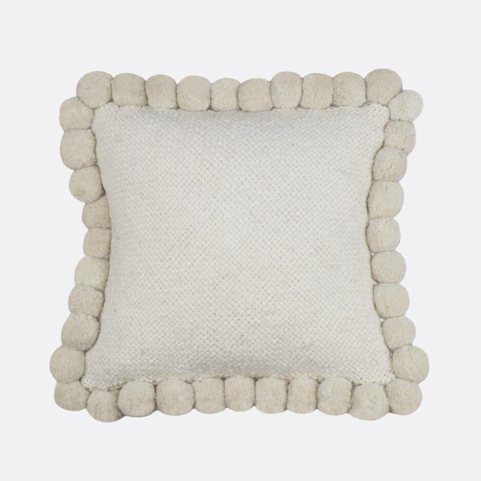 Coussin ethnique 50x50 pompons blanc Finca Home