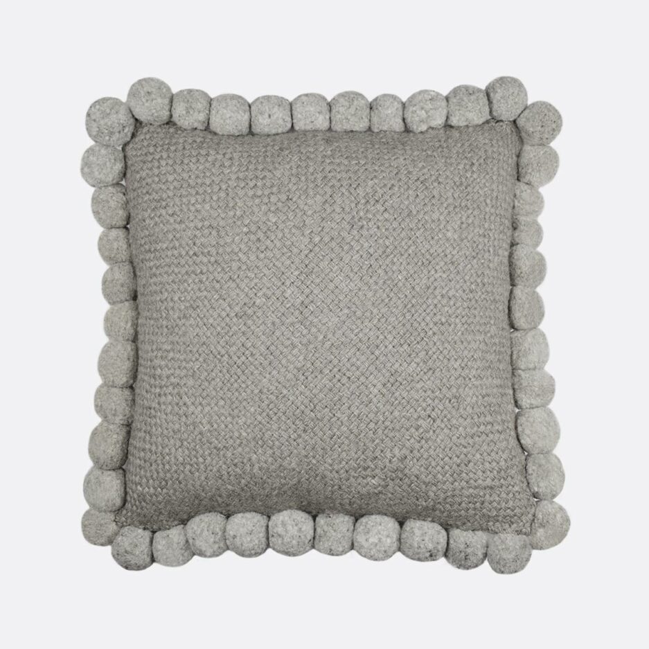 Coussin ethnique 50x50 pompons gris Finca Home