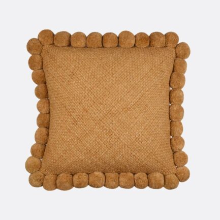 Coussin à pompons ocre 50x50