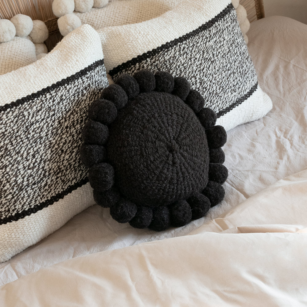 Mini coussin rond à pompons noir - Coussin ethnique - Finca Home