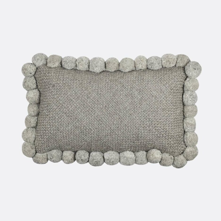 Coussin ethnique à pompons 30x60cm gris Finca Home