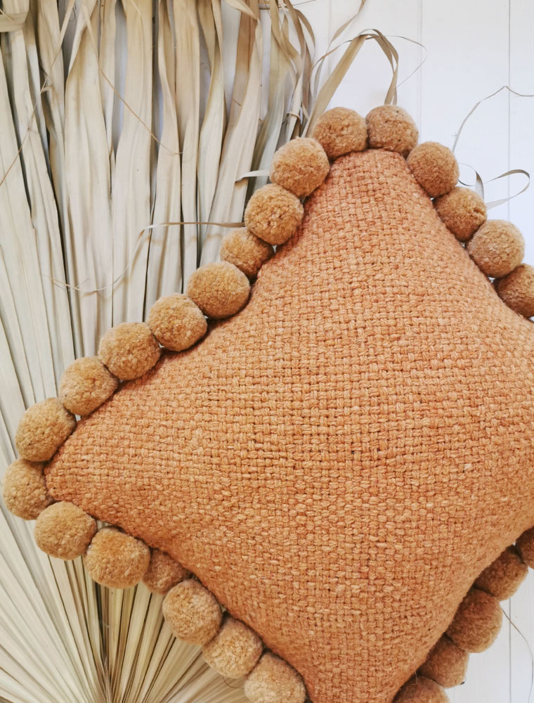 Coussin 50x50 pompons ocre - Finca Home