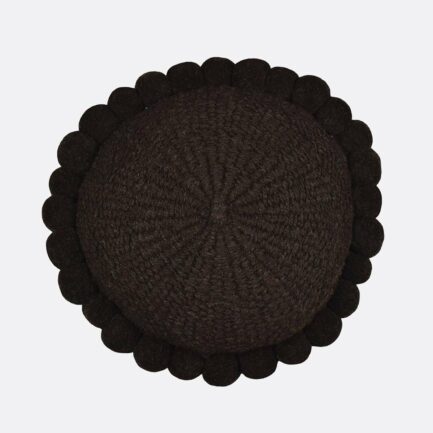 Coussin rond à pompons noir