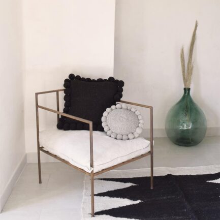 Mini coussin rond à pompons gris