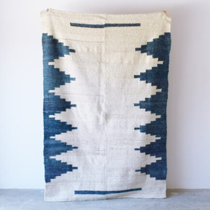 Tapis en laine motifs ethniques bleu Finca Home