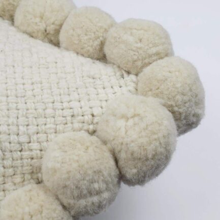 Coussin à pompons blanc 50x50