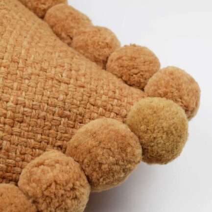 Coussin à pompons ocre 50x50