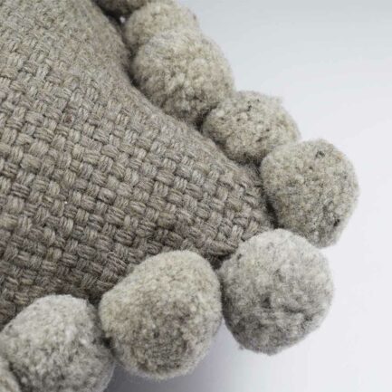 Coussin à pompons gris 30x60