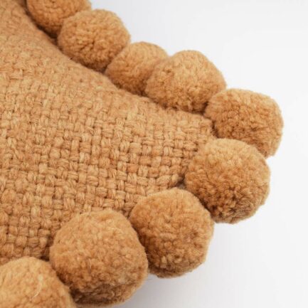 Coussin à pompons ocre 30x60