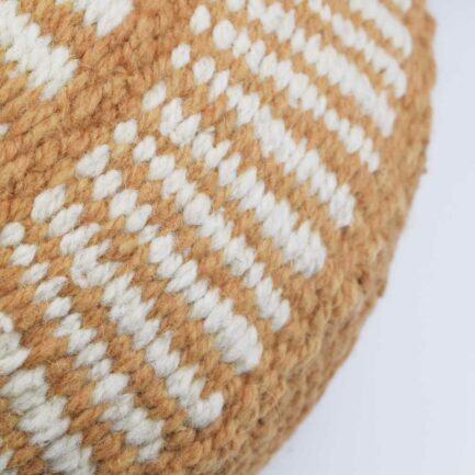 Coussin rond à motifs ocre