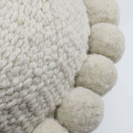 Coussin rond à pompons blanc