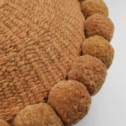 Coussin rond à pompons ocre