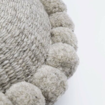 Mini coussin rond à pompons gris