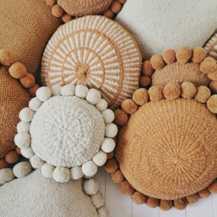 Coussin rond à pompons ocre