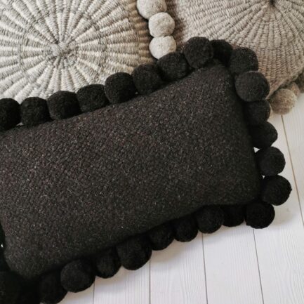 Coussin à pompons noir 30x60