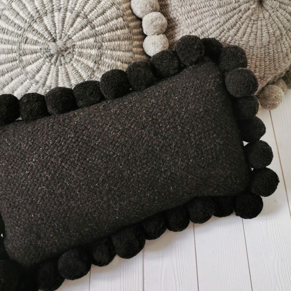 Coussin pompons noir Finca Home