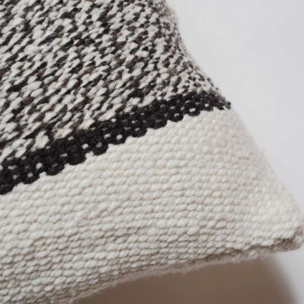 Coussin rectangulaire noir et blanc