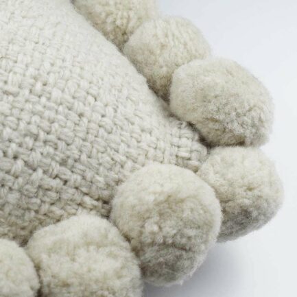 Coussin à pompons blanc 30x60