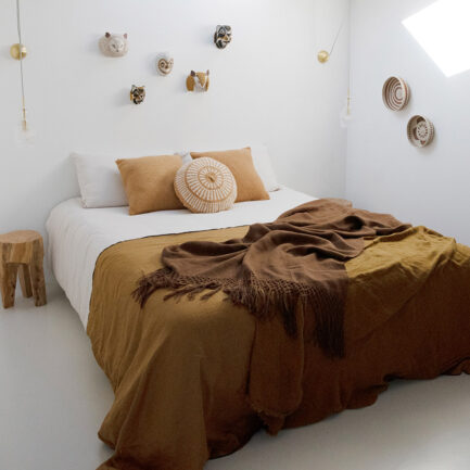 Coussin rond à motifs ocre