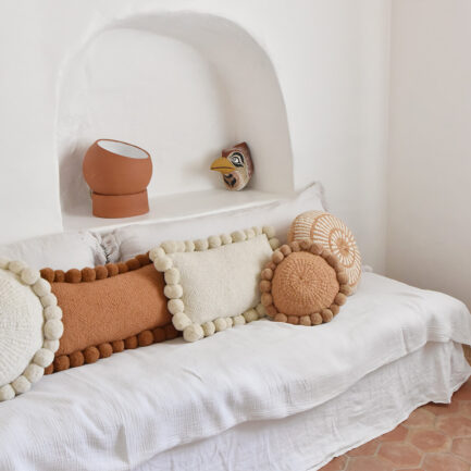 Mini coussin rond à pompons ocre