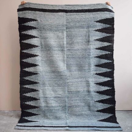 Tapis en laine gris et noir