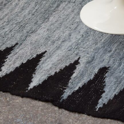 Tapis en laine gris et noir