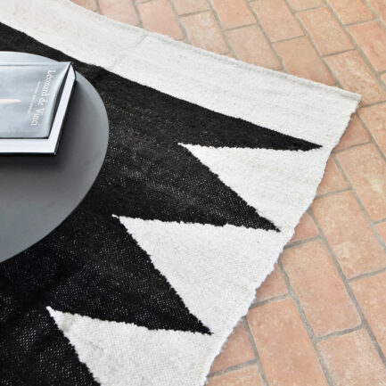 Tapis en laine noir