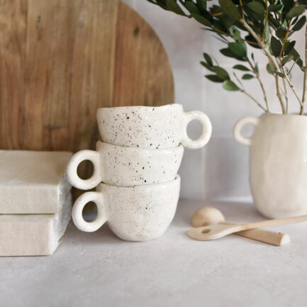 Vase en céramique blanc avec anses