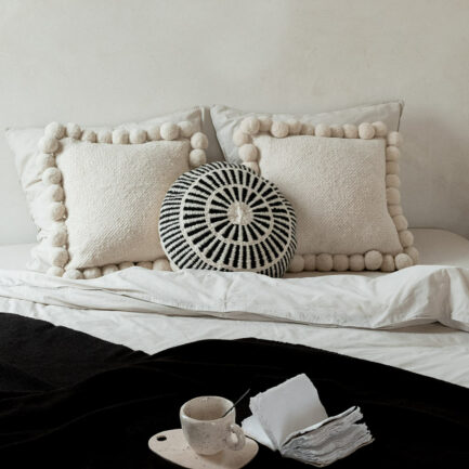 Coussin à pompons blanc 50x50