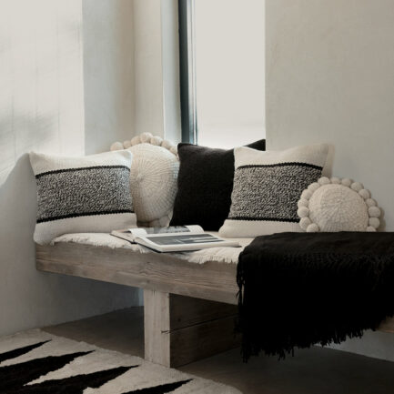 Coussin rectangulaire noir et blanc