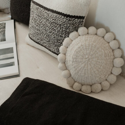 Mini coussin rond à pompons blanc