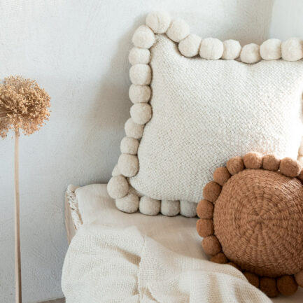 Mini coussin rond à pompons ocre