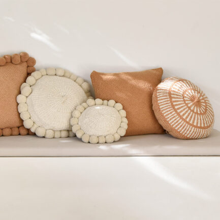 Coussin rond à motifs ocre