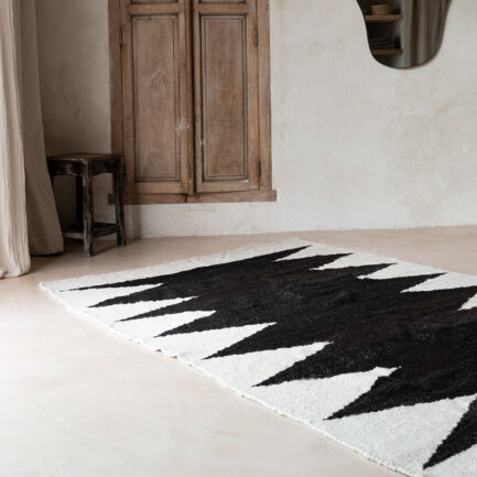 Tapis en laine noir
