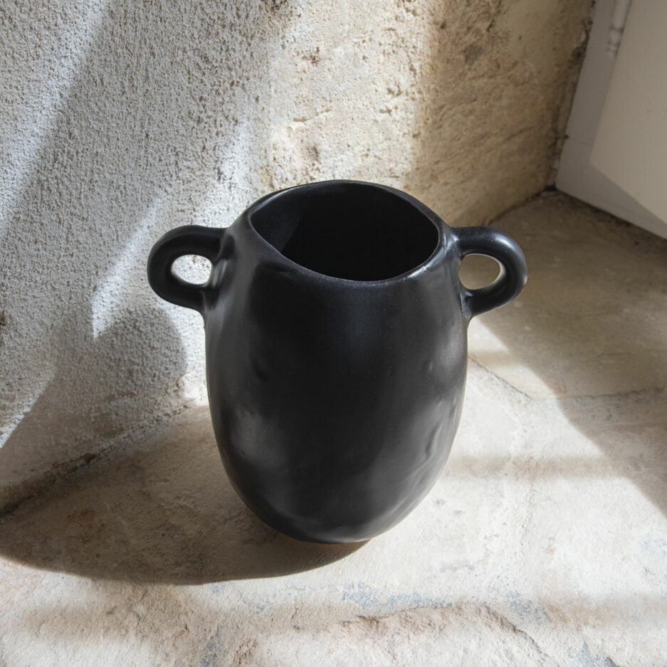 Vase noir en céramique artisanal en céramique Finca HomeVase noir en céramique artisanal en céramique Finca Home