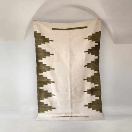 Tapis en laine kaki