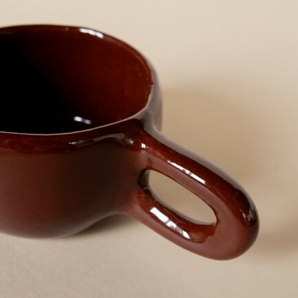 Tasse en céramique marron glacé